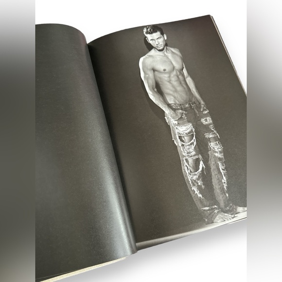 First Edition (2011) Icons Dolce & Gabbana 1990 - 2010 Hardcover Book - Picture 13 of 14